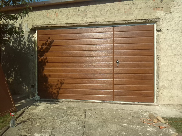 Dvojkrídlová garážová brána, drevodekór 5