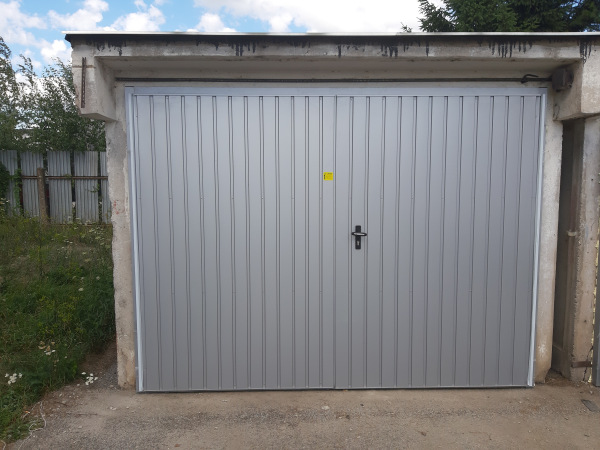 Dvojkrídlová garážová brána, RAL farby 3