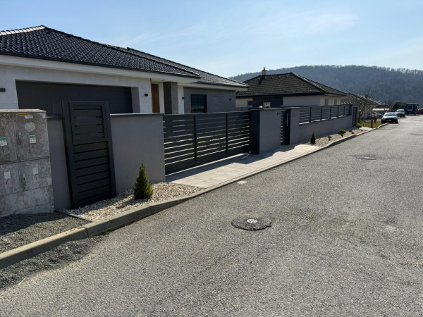 Samonosná posuvná brána 1